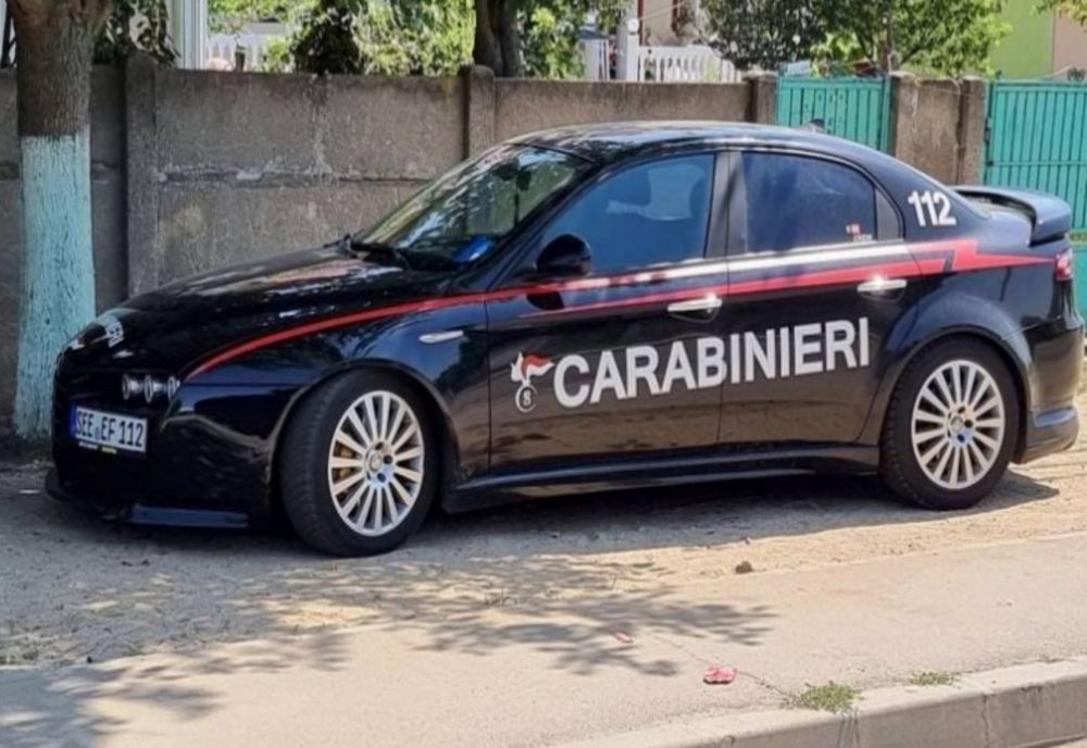 Dosar penal pentru bărbatul care și-a inscripționat mașina cu „Carabinieri” și „112”