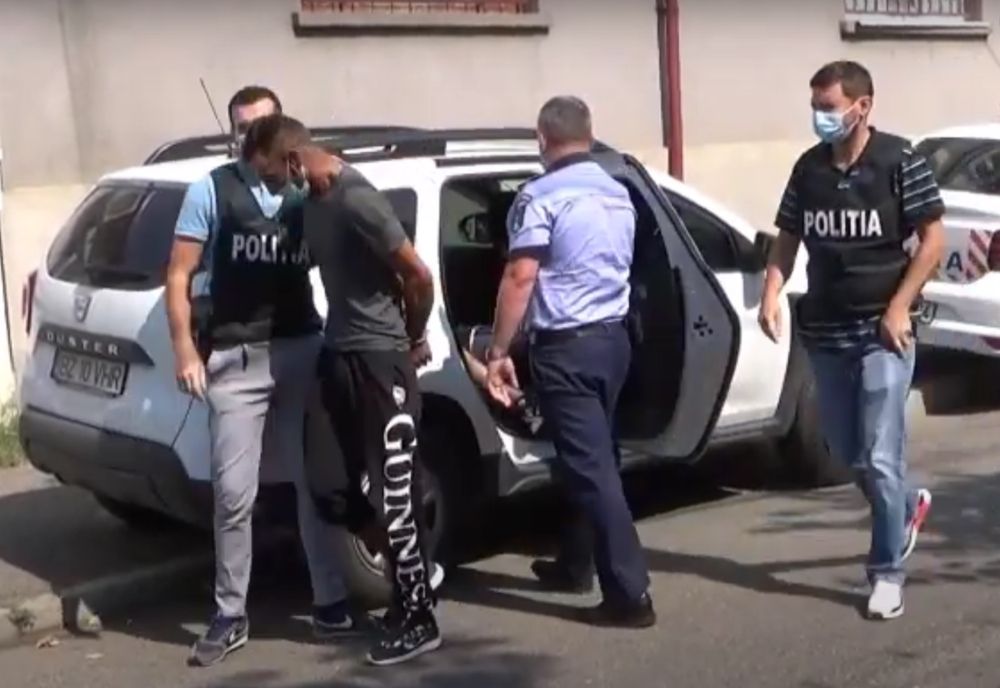 Olt: Condamnat la opt ani de închisoare după ce aruncat cu securea prin parbrizul unei maşini