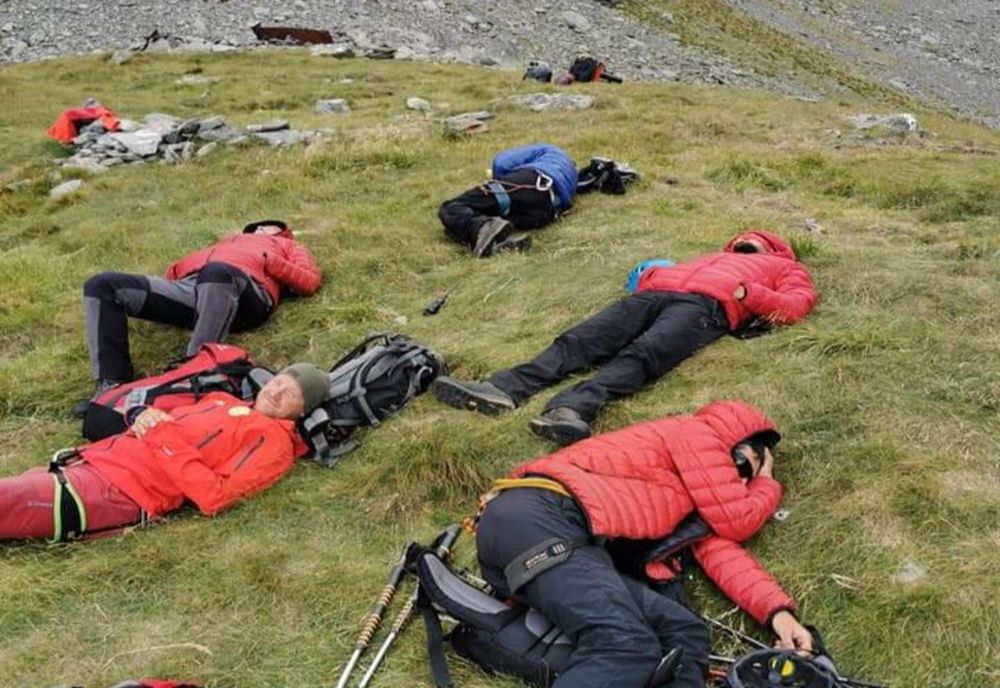 NO COMMENT. Salvamontiștii români surprinși dupa o misiune de salvare ce a durat 19 ore 