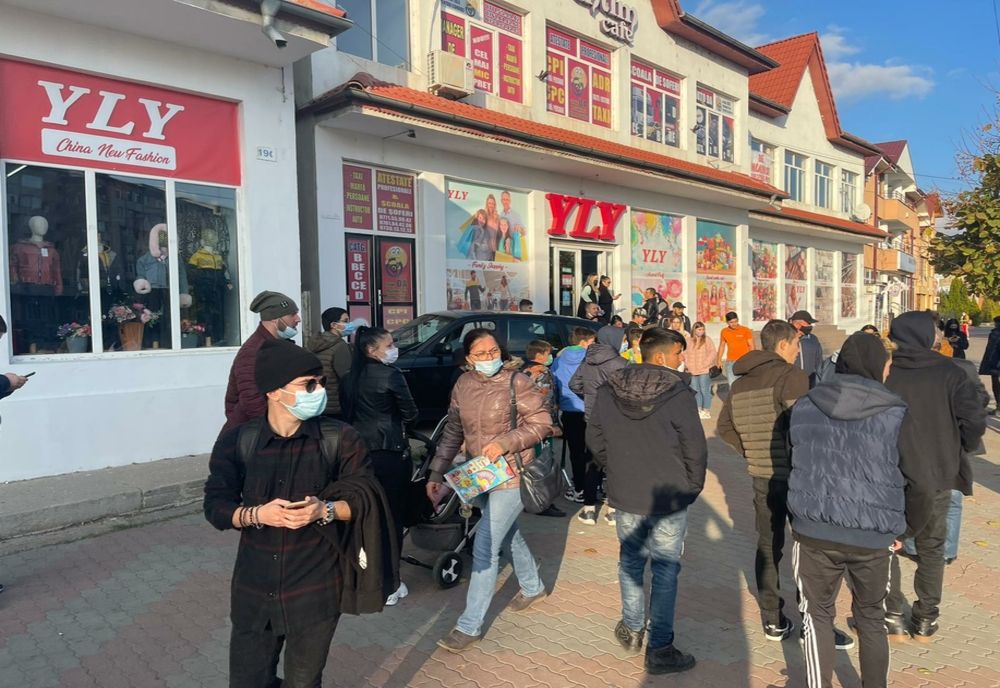 Imagini VIDEO cu o maşină care intră într-o clădire, în Slatina