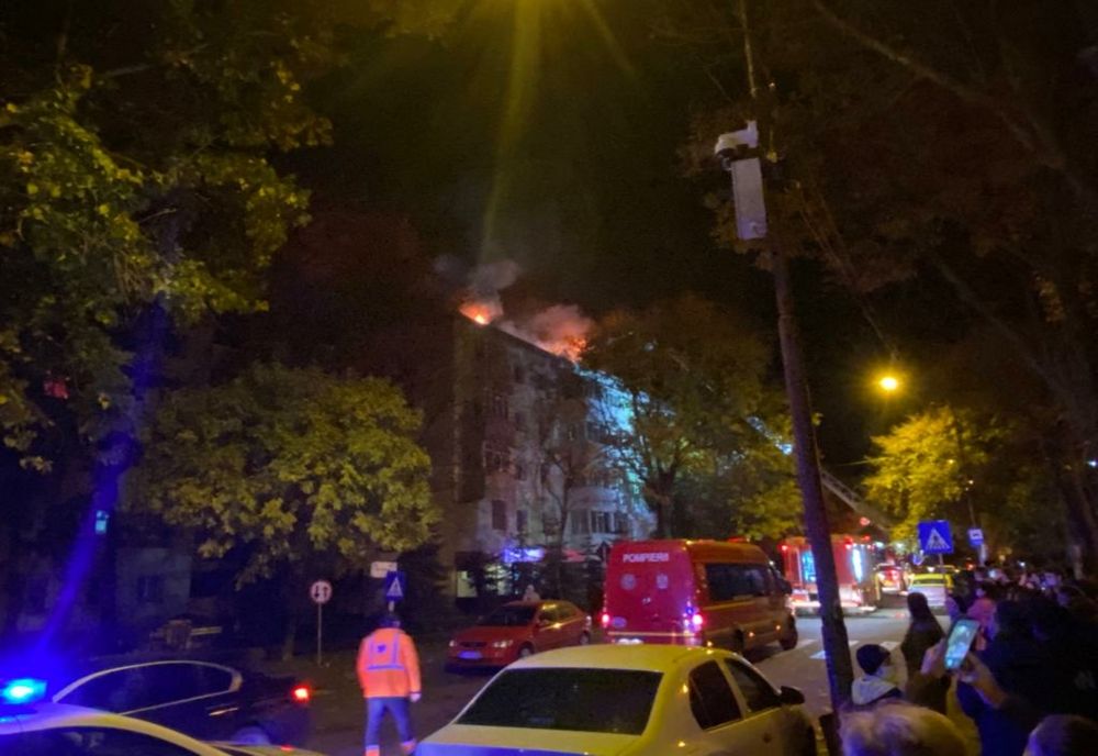 VIDEO. Acoperişul unui bloc din Slatina, cuprins de incediu. Mai multe persoane evacuate