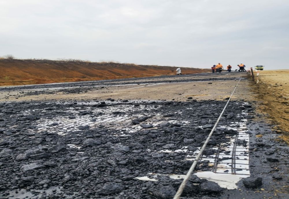 A început asfaltarea Tronsonului I al Drumului Expres Craiova-Piteşti. Când va fi finalizat (VIDEO)