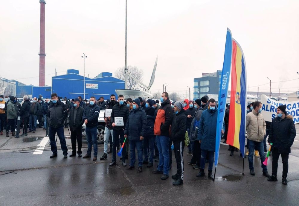 VIDEO. Sute de angajaţi ai Alro Slatina au ieşit în stradă