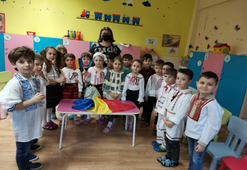 Mica Unire, sărbătorită la o grădiniţă din Slatina. Copiii, în port popular