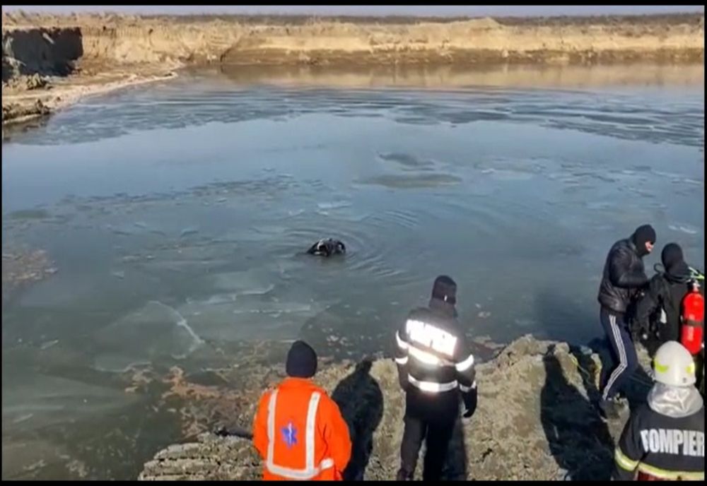 VIDEO. Un bărbat din Olt a murit după ce a căzut cu buldoexcavatorul în lacul unei blastiere