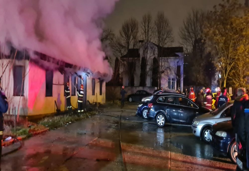 VIDEO. Maşini avariate de un incendiu izbucnit la o clădire dezafectată din Slatina