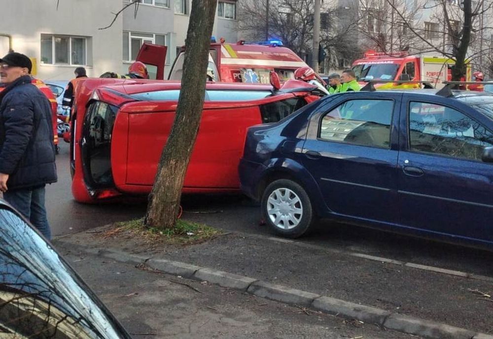 O maşină s-a răsturnat, pe o stradă din Slatina