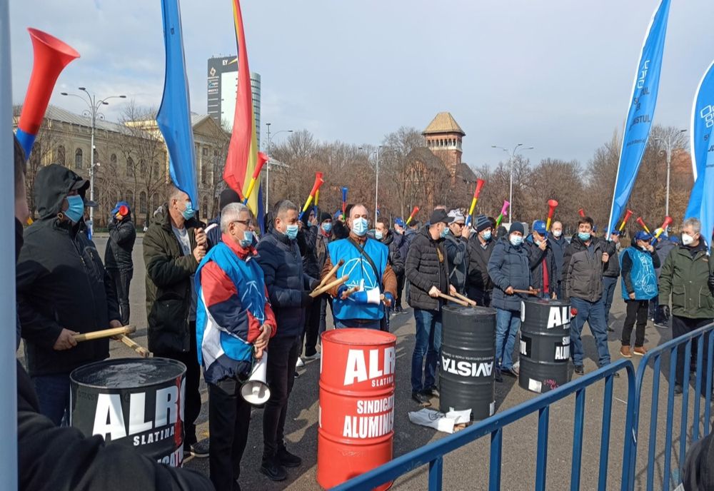 VIDEO. Un nou protest al angajaţilor Alro Slatina, în faţa Guvernului