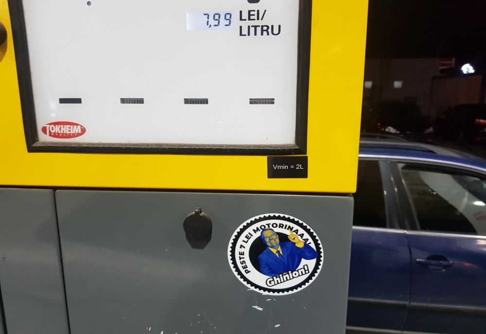 Olt: Autocolante cu Iohannis şi mesajul „Peste 7 lei motorina! Ghinion!” (FOTO)