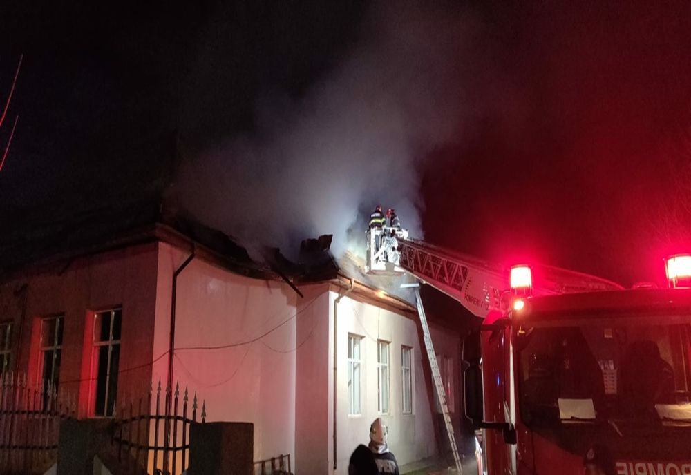 Olt: Şcoală cuprinsă de un incendiu (VIDEO)