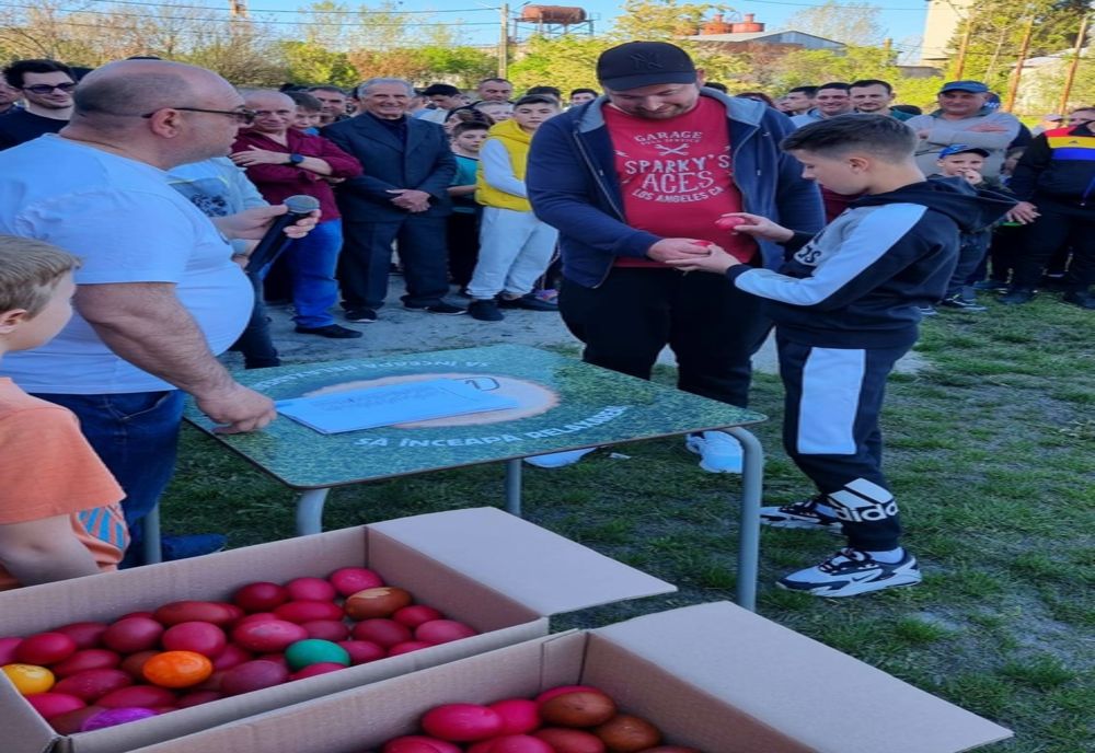 Concurs de ciocnit ouă roşii, în a doua zi de Paşte, într-un oraş din Olt