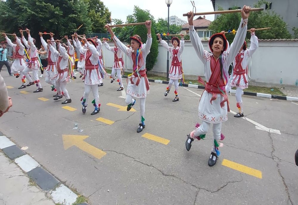 Mii de copii din toată ţara şi străinătate, la Festivalul Căluşul Românesc de la Slatina (VIDEO)