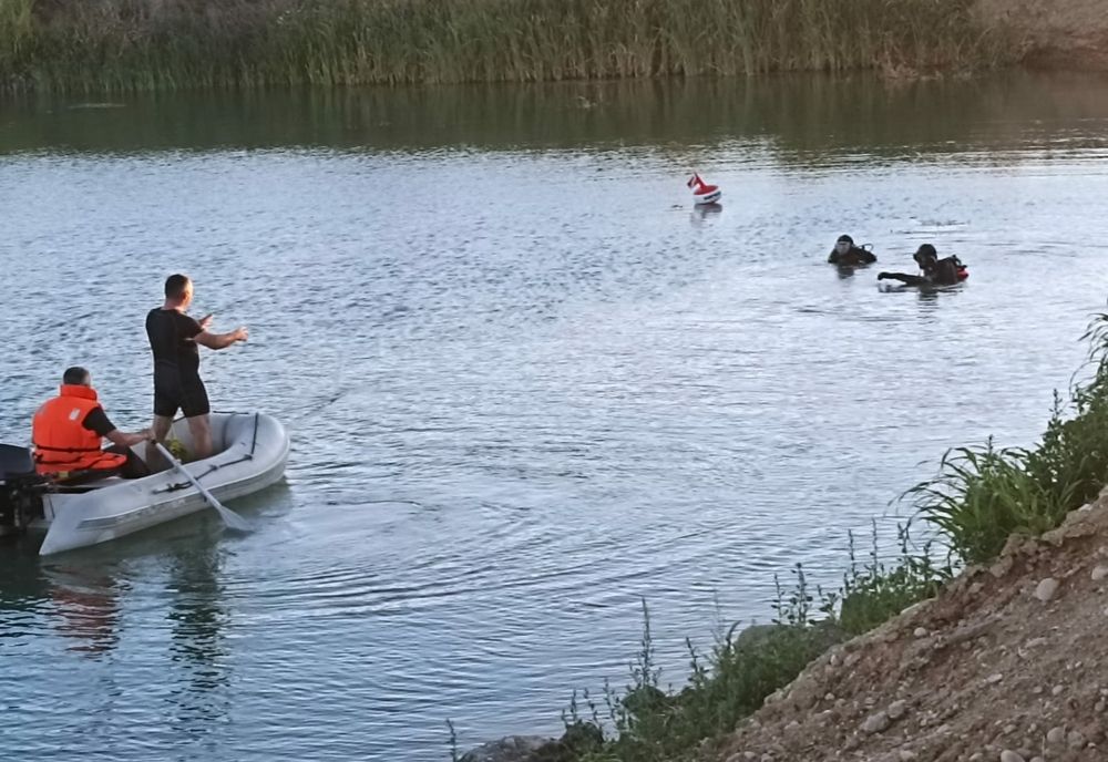 Un tânăr din Olt s-ar fi sinucis, într-un lac. Trupul neînsufleţit găsit de scafandri