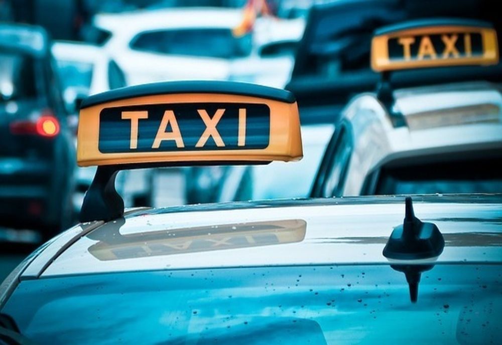 Borsetă plină cu bani, găsită de un taximetrist din Slatina în maşina sa. Banii au ajuns înapoi la proprietar