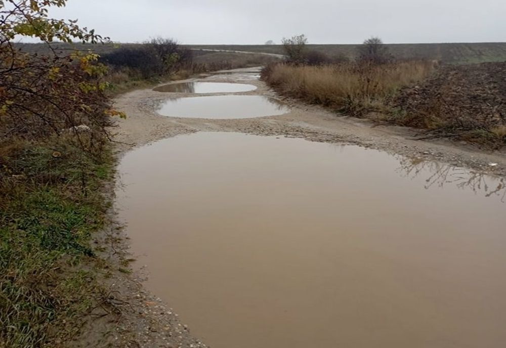 Un drum din Olt s-a degradat la nici o săptămână după „reabilitare” (FOTO)