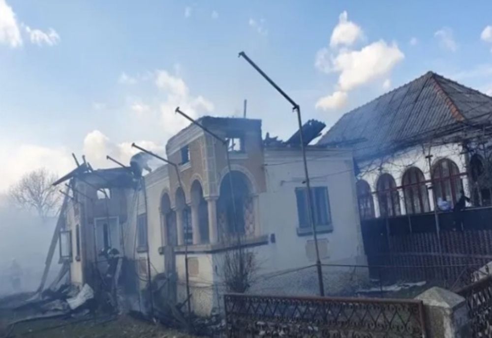 Mai multe incendii în doar câteva ore. Un bărbat a fost transportat la spital