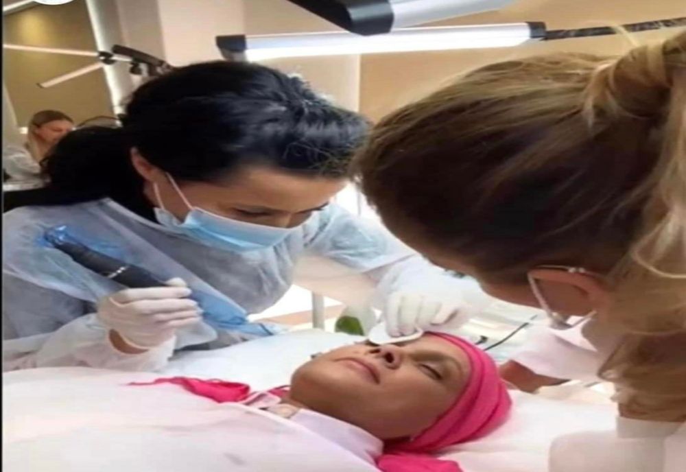 Le redă încrederea femeilor care şi-au pierdut părul şi sprâcenele în lupta cu boala. O tânără din Slatina cere în schimb „doar un zâmbet si o îmbratişăre”