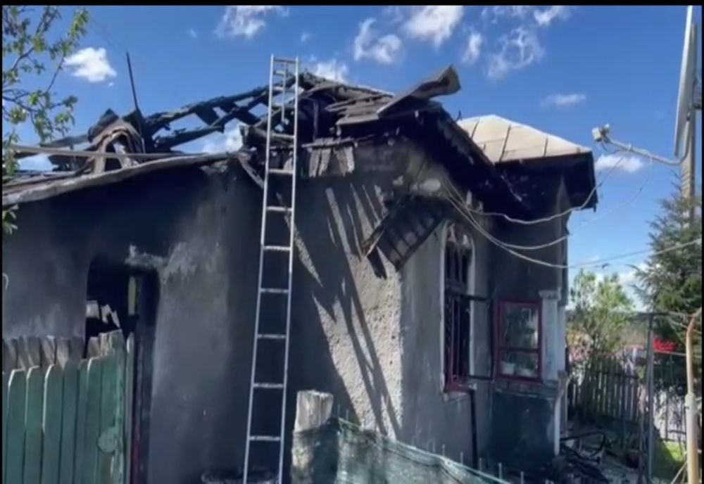 VIDEO. Locuinţa unui bătrân din Balş, mistuită de un incendiu