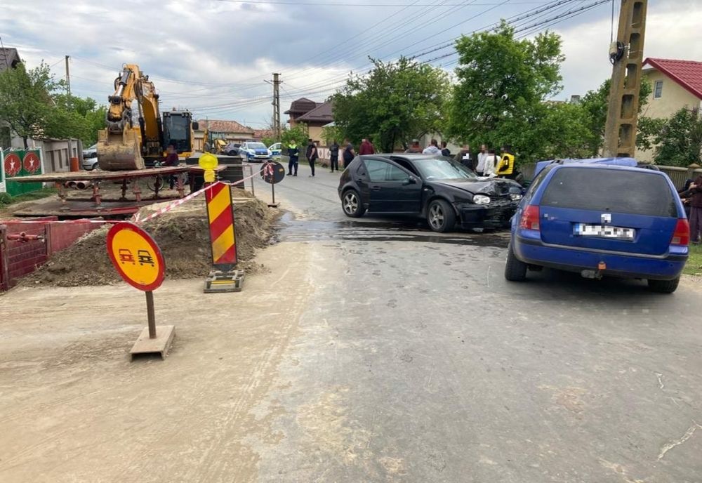 Coliziune violentă între două mașini, într-o comună din Otl. Două persoane rănite și internate la spital