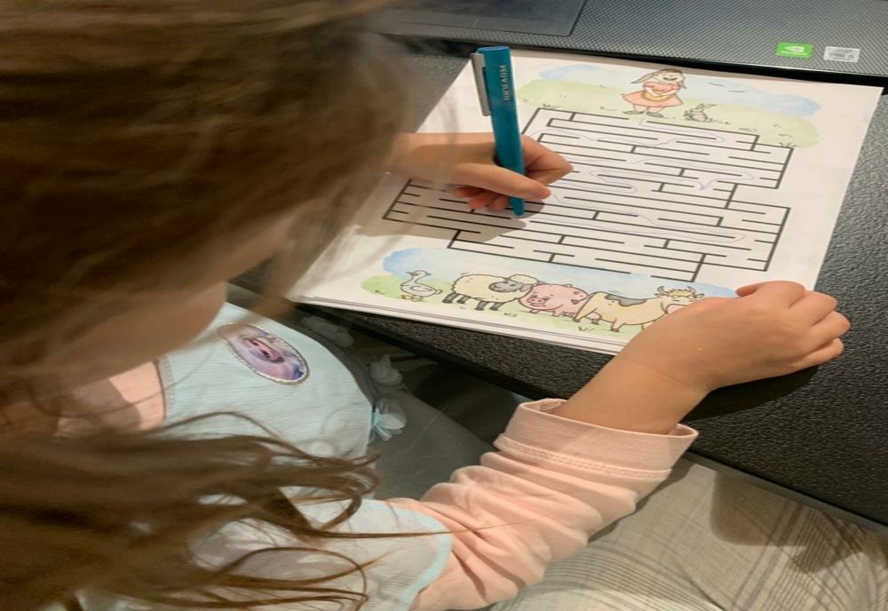 O educatoare originară din Slatina a lansat un caiet cu jocuri tip labirint pentru preşcolari