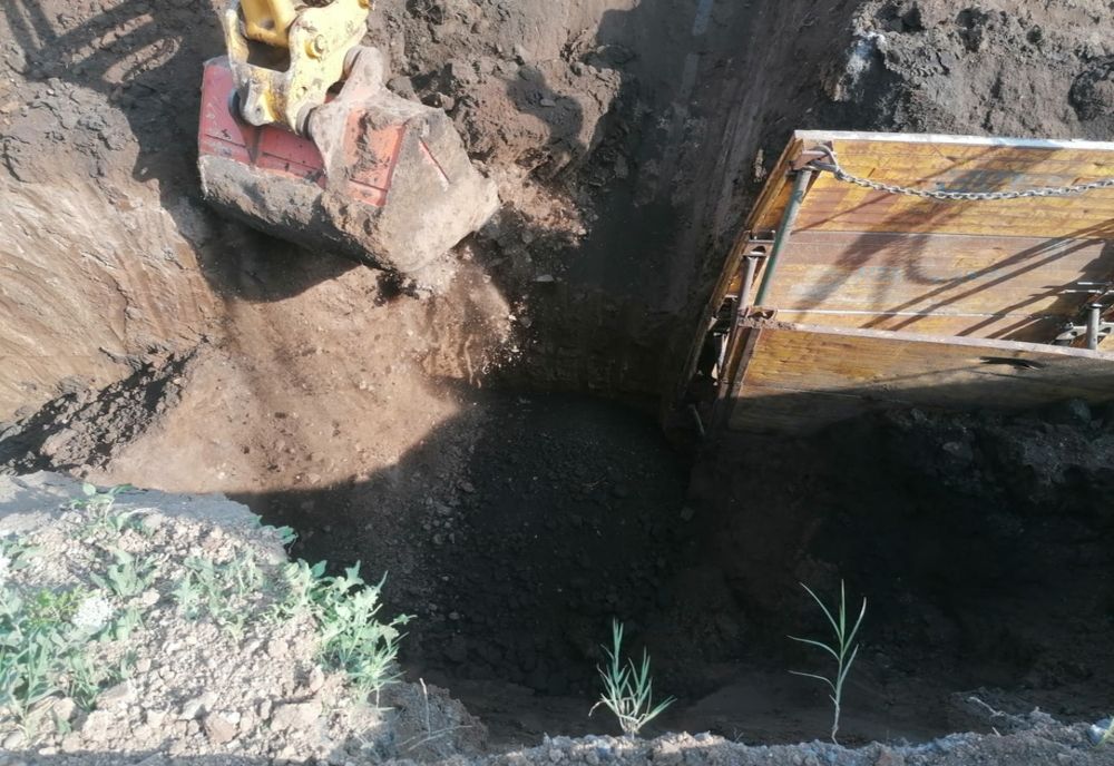 Caracal: Luptă contra-cronometru pentru scoaterea unui bărbat surprins de un mal de pământ