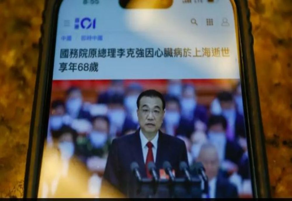 Decesul care zguduie China din temelii! Un fost premier, marginalizat de Xi Jinping, a murit în urma unui atac de cord