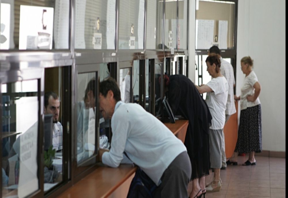 Klaus Iohannis a semnat: Femeile gravide şi persoanele însoţite de copii mai mici de 5 ani au prioritate în magazine și la ghişee