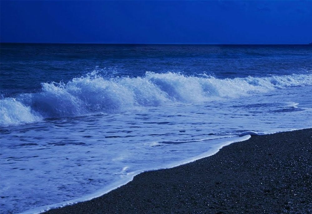 Alertă în stațiunile de la malul mării. Salvamari au ridicat steagul roșu din cauza valurilor extrem de periculoase