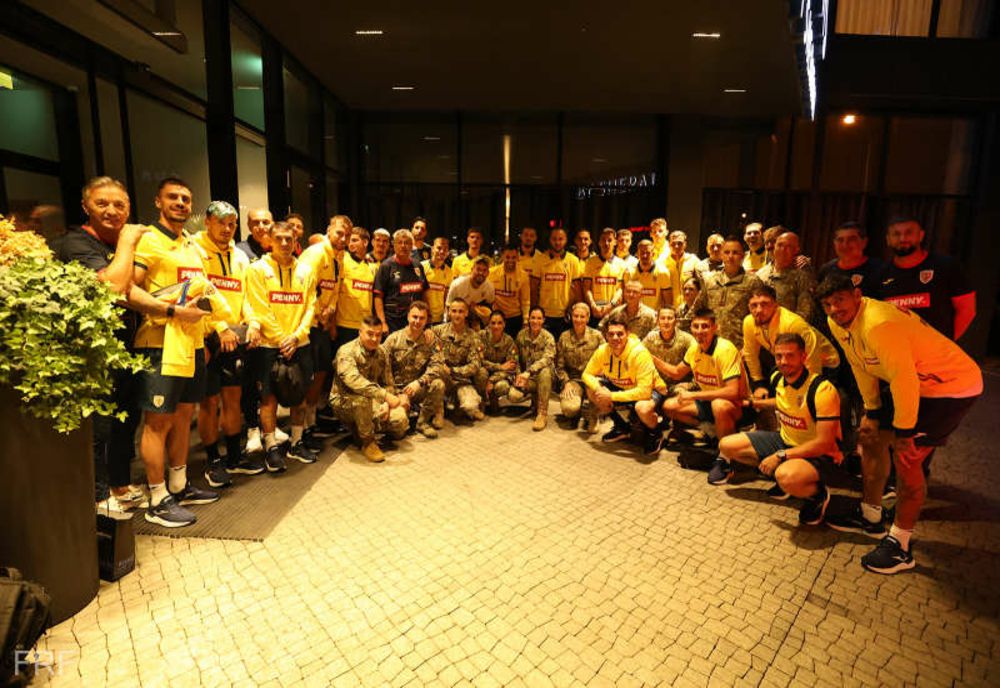 JUCĂTORII NAŢIONALEI, ÎNCURAJAŢI DE UN GRUP DE MILITARI ROMÂNI DETAŞAŢI LA BAZA NATO DIN PRISHTINA