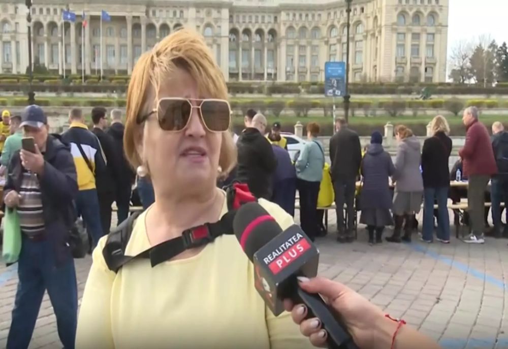 MOBILIZARE URIAȘĂ: ROMÂNII STAU LA COADĂ PENTRU A-I SUSȚINE PE GEORGE SIMION ȘI ANAMARIA GAVRILĂ