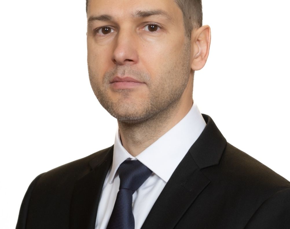 PETRE GEORGE CEZAR (AUR) CERE SOCOTEALĂ GUVERNULUI: „CÂT MAI ÎNTÂRZIE STATUL PLATA FACTURILOR DIN INVESTIȚII?”