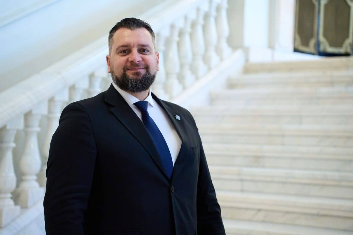 SENATOR AUR: „USR, CUCUL POLITIC AL ROMÂNIEI. TRĂIEȘTE DIN IMAGINEA CELUI PE CARE L-A TRĂDAT”
