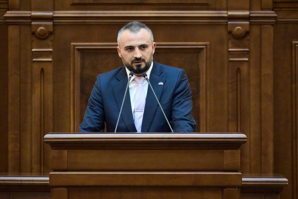 NICOLAE VLAHU (AUR), OFENSIVĂ ÎMPOTRIVA DROGURILOR ÎN ȘCOLI: POLIȚIE LOCALĂ, CAMERE VIDEO, UNIFORME ȘI INTERZICEREA TELEFOANELOR MOBILE