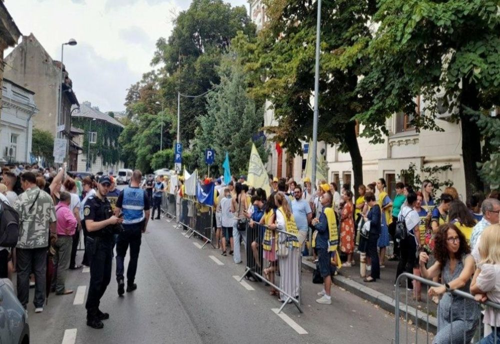 CADRELE DIDACTICE, O NOUĂ ZI DE PROTEST ÎN FAȚA MINISTERULUI EDUCAȚIEI