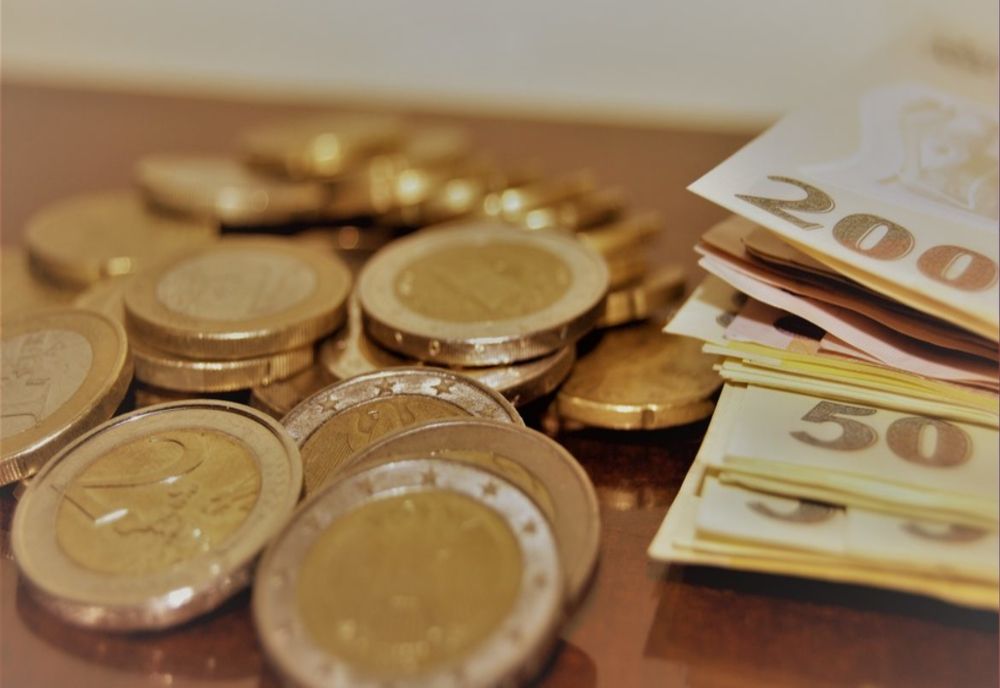 LEUL S-A DEPRECIAT, LUNI, ÎN RAPORT CU EURO