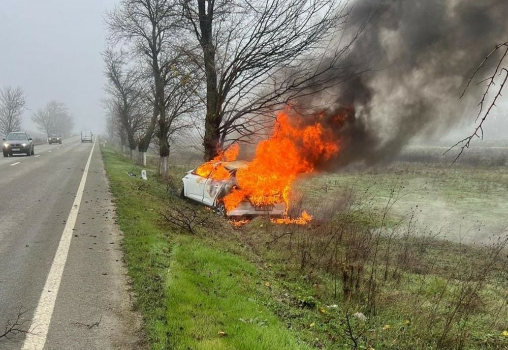 Sfârșit groaznic pentru un tânăr din Slatina. S-a izbit cu mașina de un copac și vehiculul a ars ca o torță