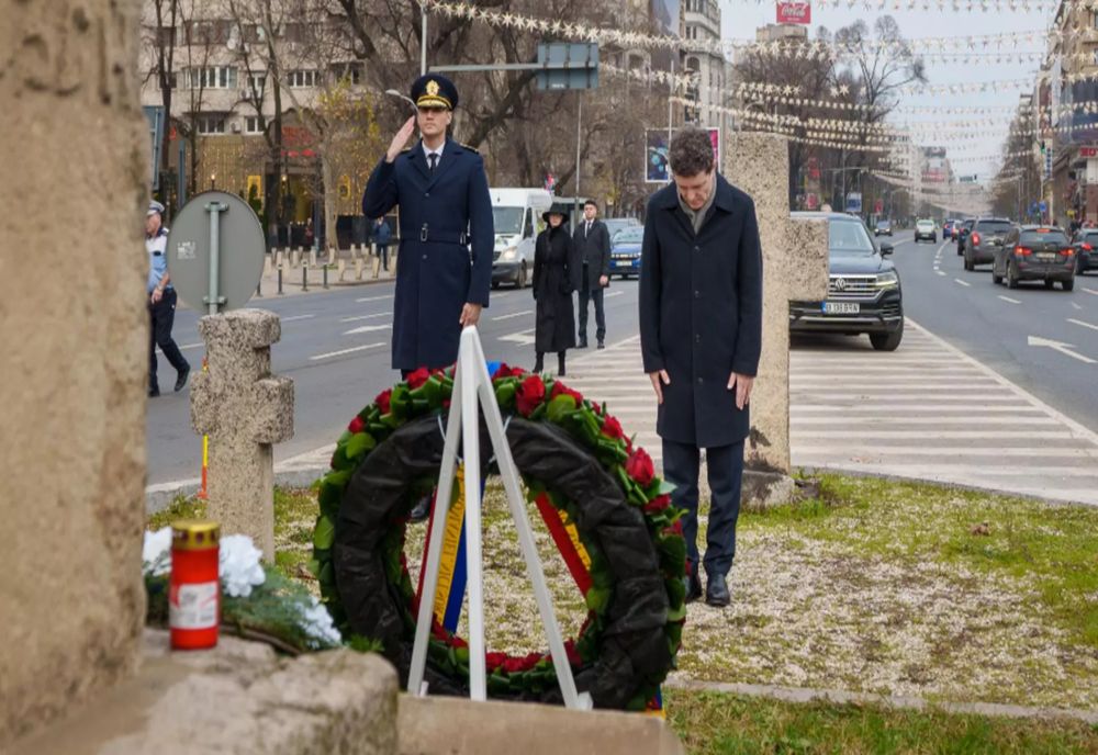 Nicușor Dan a depus o coroană de flori la Monumentul Eroilor Revoluției din București