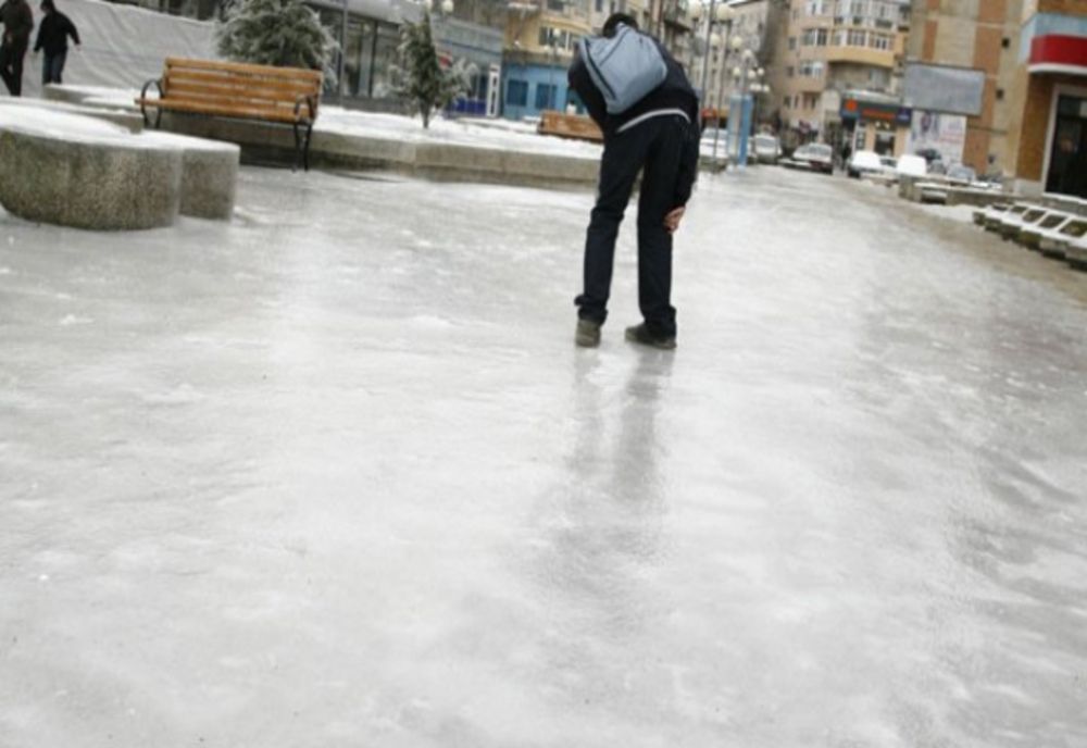 „Atenție la gheață!” Autoritățile avertizează asupra riscului de accidentări