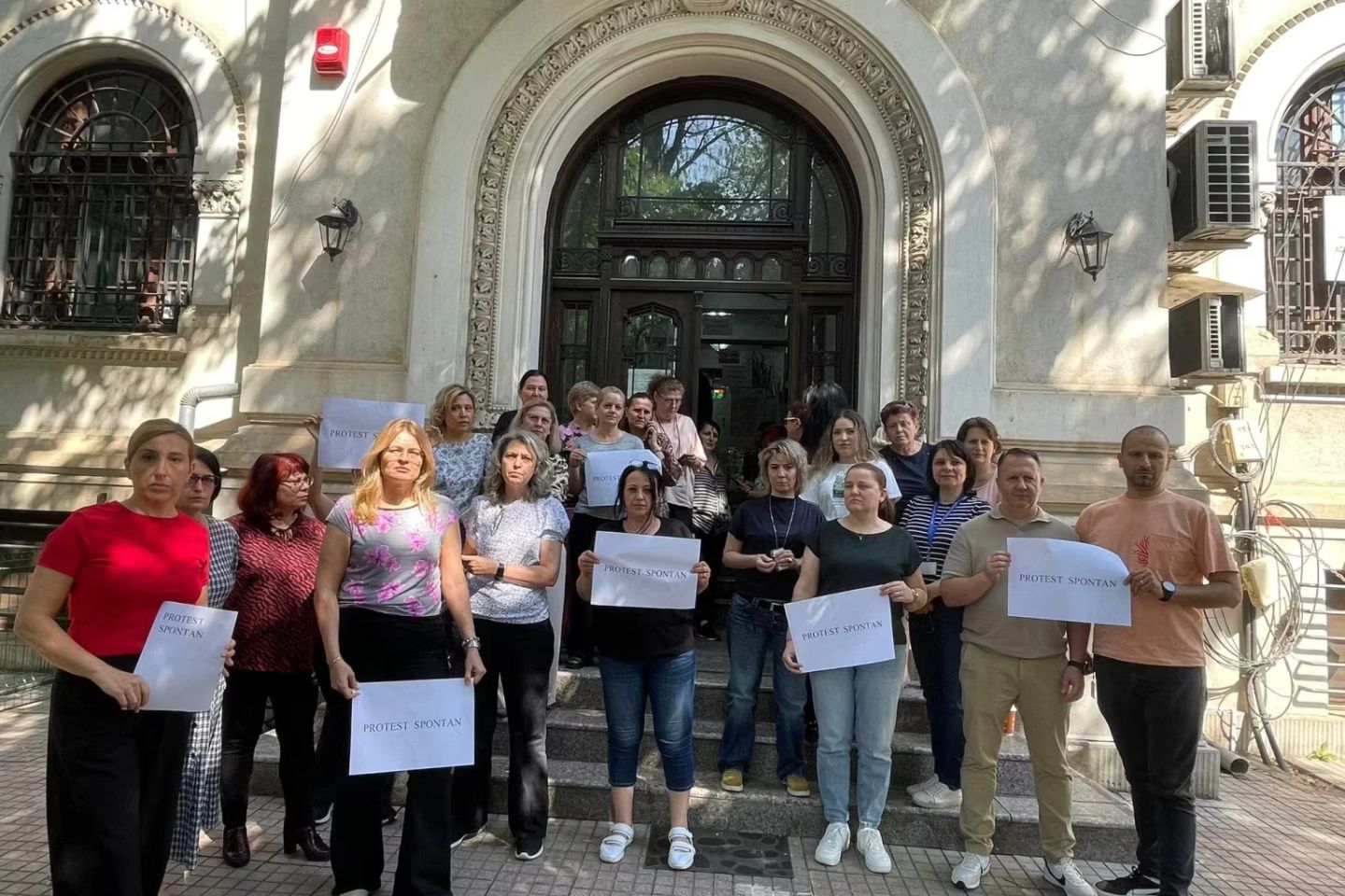 A doua zi de proteste la Finanțele din Olt. Angajații și-au întrerupt activitatea timp de 90 de minute