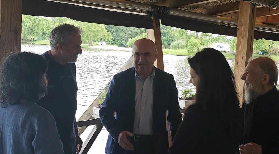 Ilie Bolojan, surprins la restaurant în compania Adrianei Săftoiu înainte de desemnarea noului premier