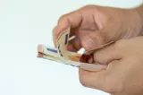 Deși a scăzut semnificativ, inflația din România (8,2%) rămâne cea mai mare din UE