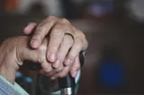 Drama pensionarilor din România: pensii sub 3.000 de lei și tot mai puțini angajați care susțin sistemul