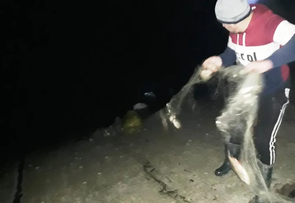 Bărbaţi din Olt, prinşi la braconaj piscicol. Jandarmii au găsit peste o mie de metri de plase monofilament