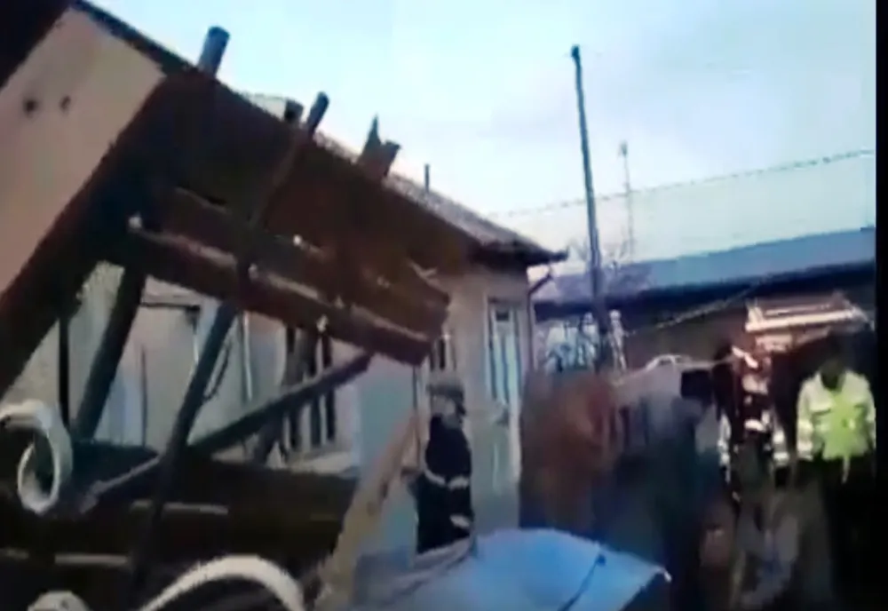 VIDEO - O EXPLOZIE a distrus o casă, în Olt. O femeie a ajuns la spital