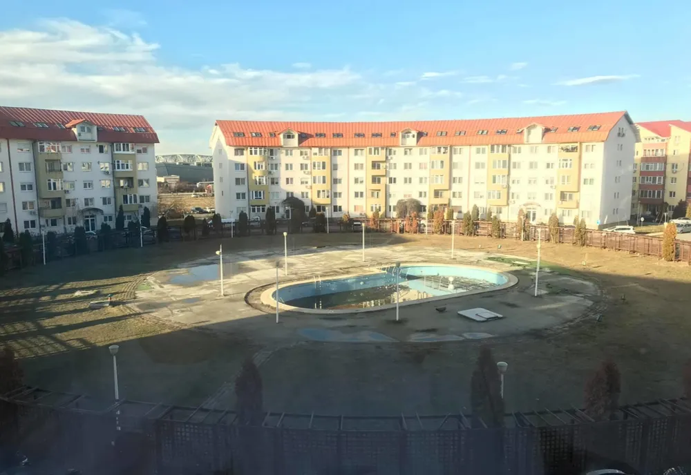 "Cartierul cu piscină" din Slatina rămâne fără zona de agrement. O parcare, în loc