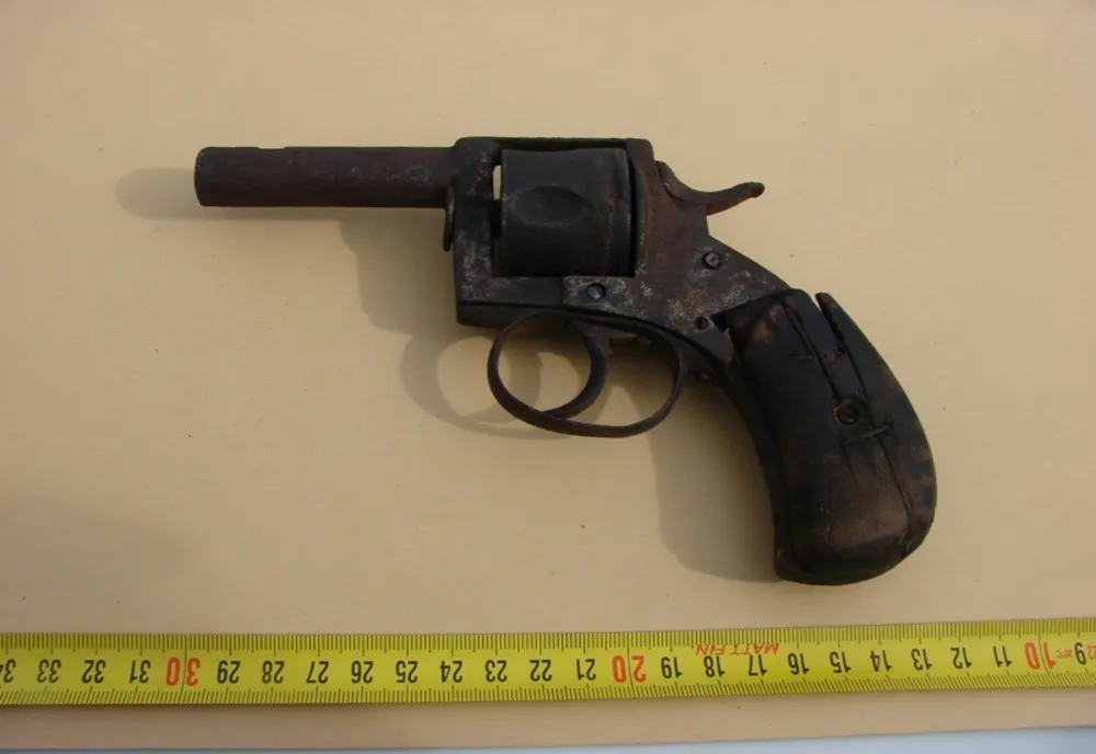Un tânăr din Olt a scos la vânzare pe un site de anunţuri un pistol funcţional din Primul Război Mondial