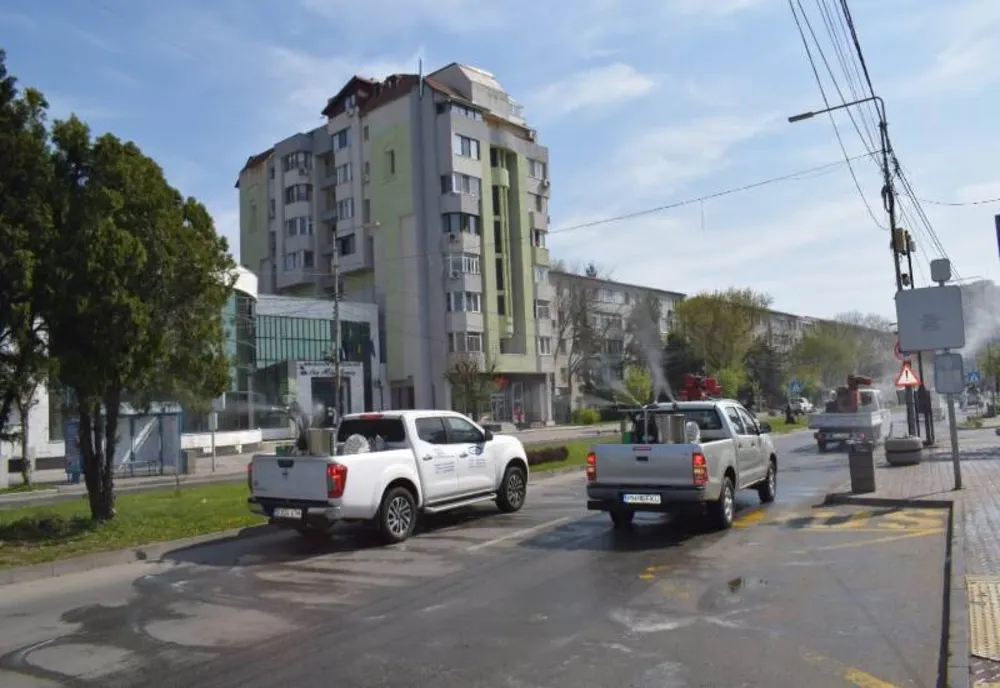 VIDEO. Zeci de utilaje şi muncitori pentru dezinsecţia Slatinei