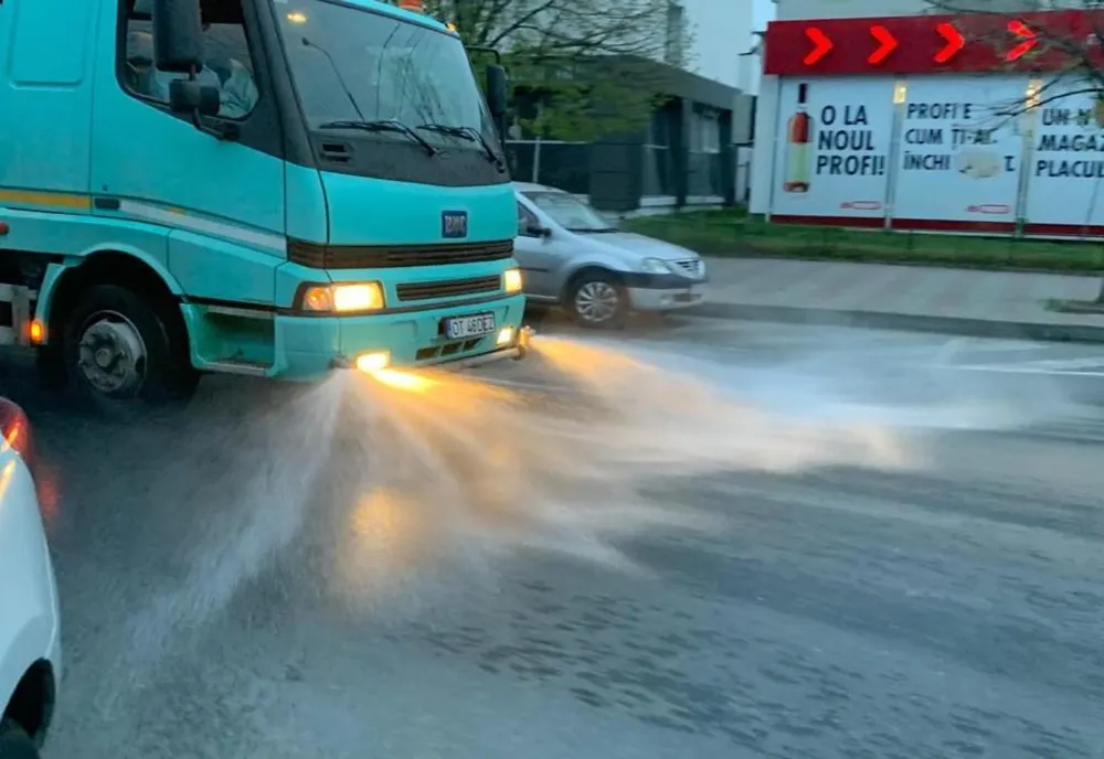 Spălarea şi dezinfecţia spaţiilor comunea continuat, la Slatina