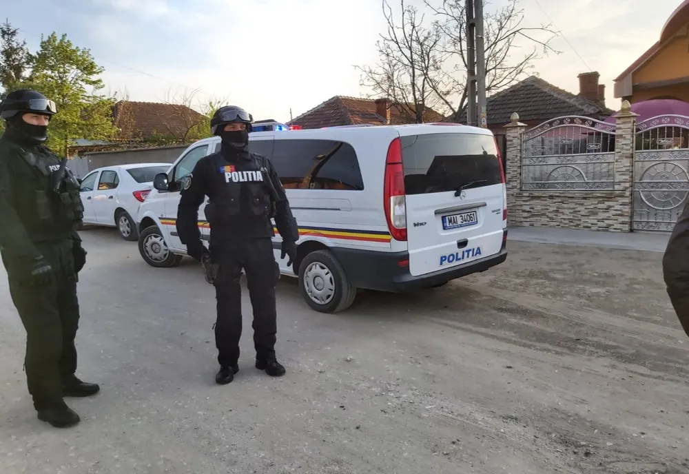 Doi bărbaţi din Caracal şi unul din Italia, reţinuţi de poliţiştii olteni. Au furat din Ungaria bunuri de peste 28.000 euro