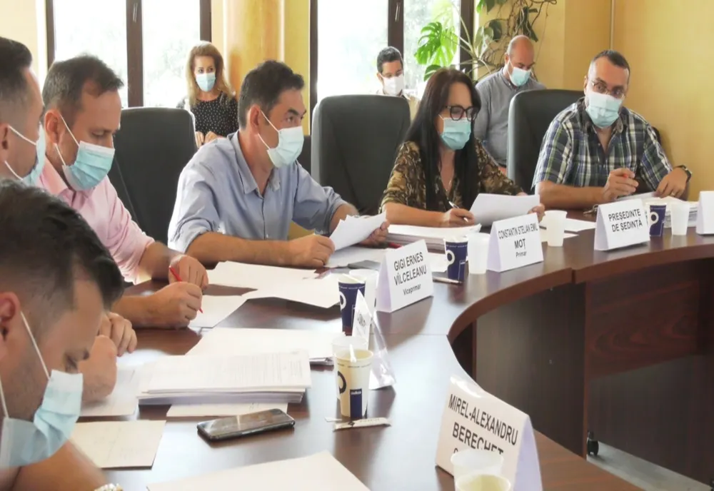 Primăria Slatina dă măşti şi dezinfectant elevilor şi profesorilor